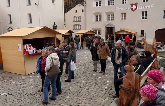 Reges Markttreiben auf dem Simpiler Dorfplatz