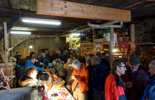 Besucherandrang in den Ausstellungsräumen auf dem Dorfplatz.