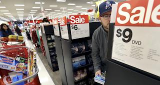 Schn&auml;ppchenj&auml;ger f&uuml;llen ihre Einkaufswagen am Black Friday.