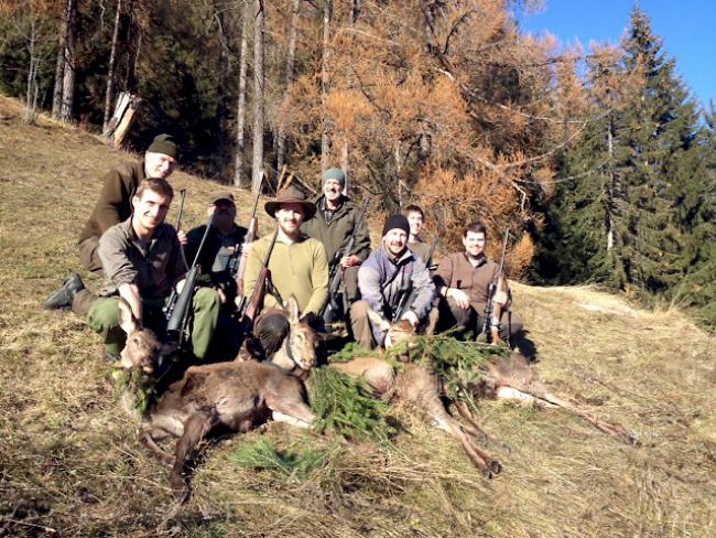 Treffsicher. Die Jagdgruppe «Blitz und Donner» konnte zum Auftakt der Nachjagd am Montag gleich drei Hirschkühe erlegen. Foto zvg