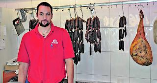 Der Chef vor der Trockenauslage. &laquo;Je nach Bedingungen m&uuml;ssen die W&uuml;rste drei bis sechs Wochen trocknen&raquo;, weiss Arnold.