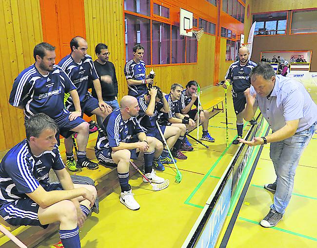 Old-Boys-Coach Pedro Schmid gibt dem Team Anweisungen.