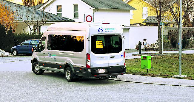 Ein Schülertransport wartet in Visp West auf die Schulkinder.