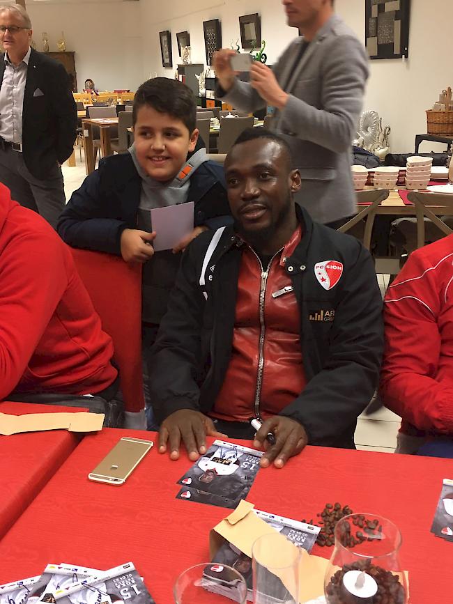 Spieler zum Anfassen. Arthur Boka mit einem Fan.