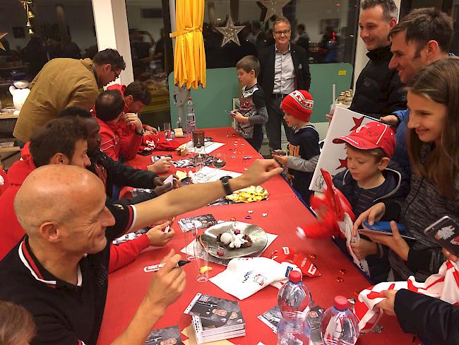 Impressionen der Autogrammstunde des FC Sitten.