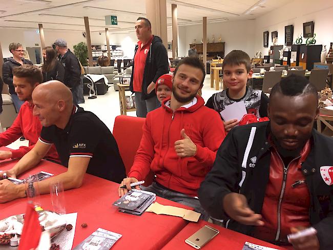 Impressionen der Autogrammstunde des FC Sitten.