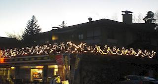 Die Weihnachtsdekoration an Artus' Haus