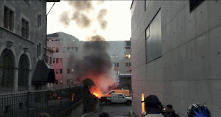 Auf dem Parkplatz der Walliser Generalstaatsanwaltschaft in Sitten gingen drei Autos nach einer Brandstiftung in Flammen auf. (Archiv)
