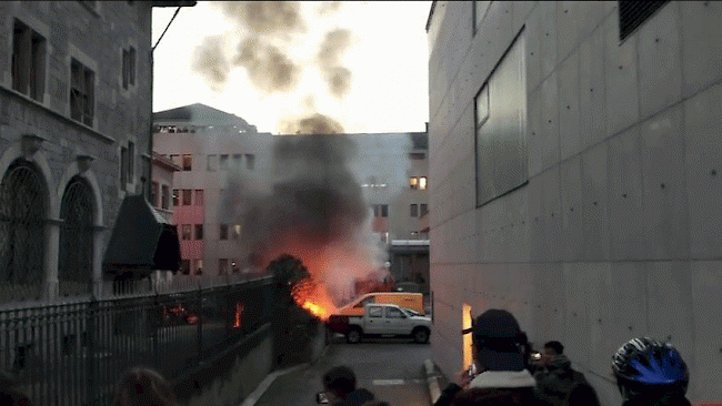 Auf dem Parkplatz der Walliser Generalstaatsanwaltschaft in Sitten gingen drei Autos nach einer Brandstiftung in Flammen auf. (Archiv)