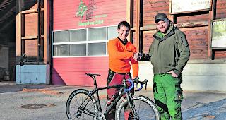 Das passt. Seit knapp zwei Jahren arbeitet Erik Perrone (links) nun im Forstrevier Simplon S&uuml;d unter der Leitung von Marco Gerold. Das Velo, mit dem er im Winter 2015 zu seinem Vorstellungsgespr&auml;ch kam, besitzt der 20-j&auml;hrige Tessiner immer noch. 