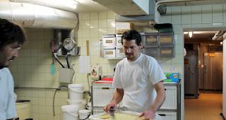 Konditor Matthias startet mit der Zubereitung des 60 Kilo Teigs in den Tag. Eine Maschine &uuml;bernimmt &uuml;brigens das Kneten.