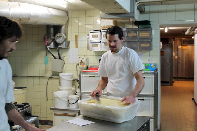 Konditor Matthias startet mit der Zubereitung des 60 Kilo Teigs in den Tag. Eine Maschine übernimmt übrigens das Kneten.