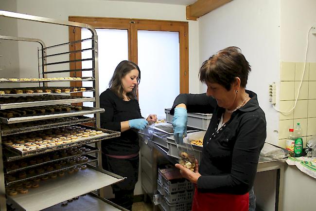 Nun müssen die Damen ran. Von Hand wird jedes Säckchen abgefüllt. Martha und Stephanie nehmen sich dieser Arbeit an.