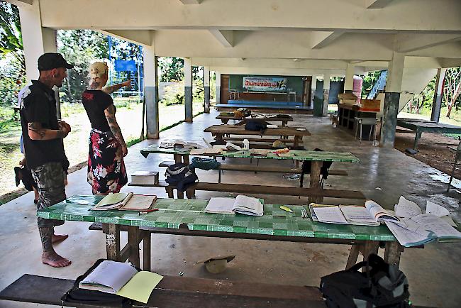 Ivi und Herke in der Schule auf Koh Yao Noi.