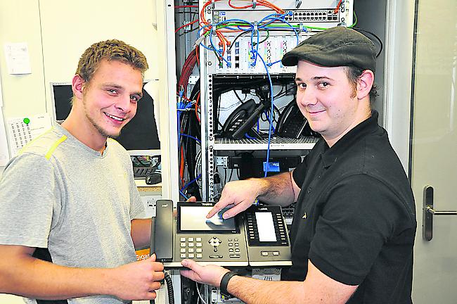 Telematik-Lehrling Silvan Ehemann zusammen mit Ausbildner Fabian Salzmann (r.) .