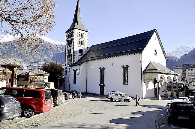 Wie lange noch? Jetzt darf bei der Kirche in Naters noch parkiert werden.