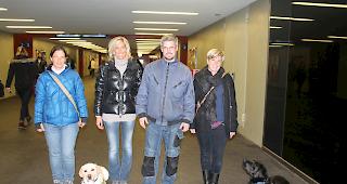 Das Team. Patricia Perren, Hundetrainerin in Granges,H&uuml;ndin Utha, Samira Capt-Grande, H&uuml;terin von Utha, J&eacute;r&ocirc;me Zenh&auml;usern, Trainer der Hundeh&uuml;terinnen, Rachel Schmid, H&uuml;terin von Vegas und R&uuml;de Vegas (v.l.n.r.)