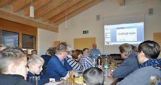 Der Gemeindepr&auml;sident Beat Mutter begr&uuml;sst die neuen &laquo;Grafschafter&raquo;