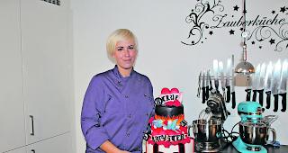 Martig mit ihrem Meisterwerk. F&uuml;r sie ist Backen pure Leidenschaft. 