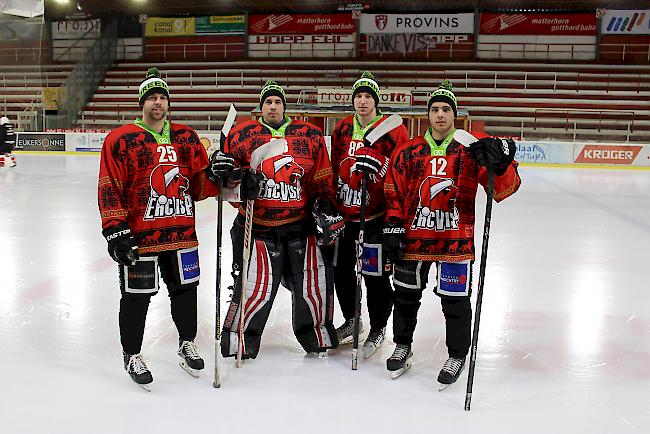 Für einmal den Visper Löwen mit Nikolaus-Mütze auf der Brust: Die EHC-Visp-Spieler William Rapuzzi, Matthias Schoder, Fernando Heynen und Andy Ritz (von links).