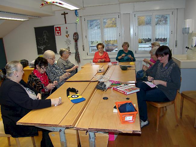 Fleissig. Die Damen der Gruppe in Eyholz.