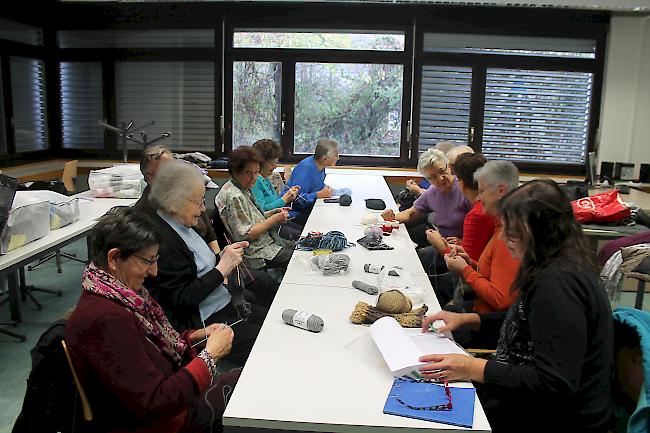 Fleissig. Die Damen der Strickgruppe in Visp.