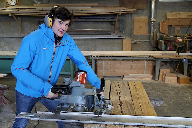 Rafael Bieler (18) arbeitet bei der Holzbau Noll AG in Glis.