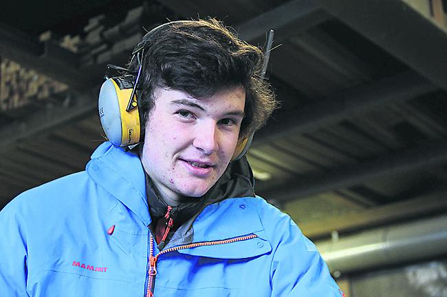 Rafael Bieler (18) arbeitet bei der Holzbau Noll AG in Glis.