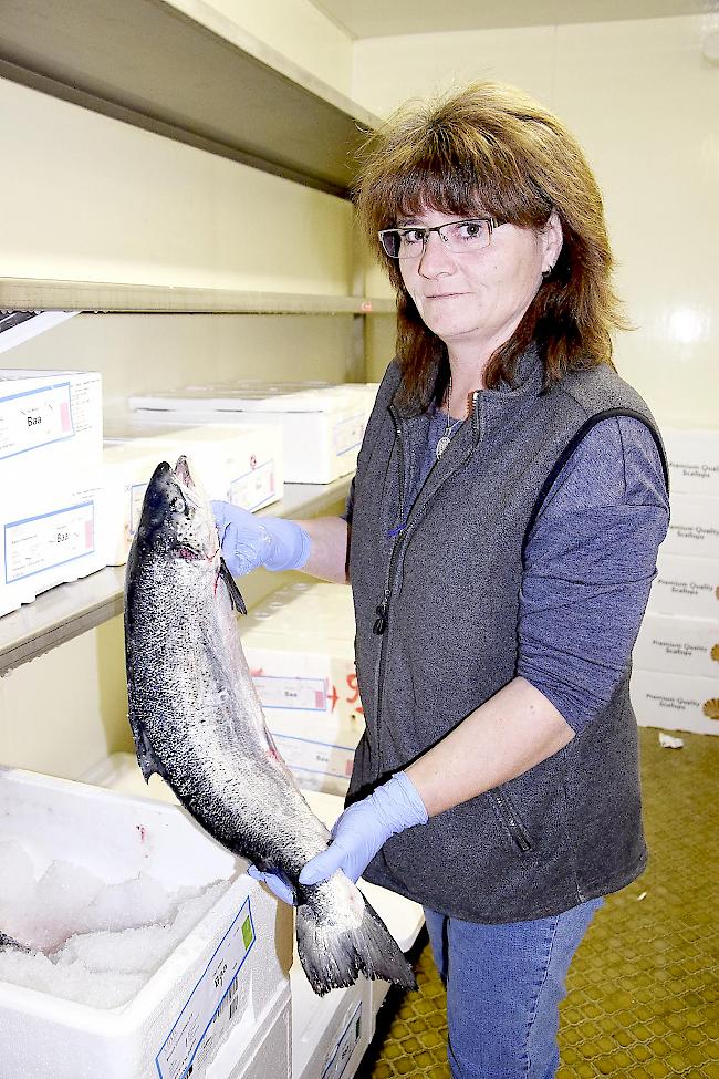 Carmen Kluser mit einem frisch angelieferten Lachs.