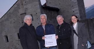 Reinhold Schnyder, Pr&auml;sident G&ouml;nnerverein Schloss Leuk, G&ouml;nnerverein-Vorstandsmitglied Geri Wyssen, Arnold Steiner, Pr&auml;sident der Stiftung Schloss Leuk und Christine Seipelt, Pr&auml;sidentin des Frauenbunds Leuk-Susten, bei der Scheck&uuml;bergabe vor dem Schloss Leuk: 17 000 Franken f&uuml;rs Schloss Leuk.