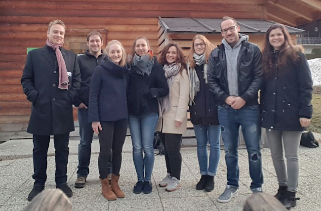 Die Organisatoren von links: Patrick Kuonen, Coach Eventmanagement und Philipp Gattlen, Geschäftsleiter Bürchen Tourismus. Studierende der HES-SO Valais/Wallis: Annika Truffer, Lucie Blandenier, Christin Schwägli, Lorena De Nobili, Michael Morgagni, Alessandra Bayard