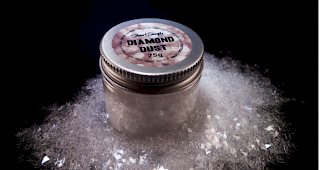 Glitzer! Unter dem Foto steht: Wenn Sie dieses Produkt in den Warenkorb legen, best&auml;tigen Sie, nicht Anish Kapoor zu sein, ihm nicht verwand oder es nicht f&uuml;r ihn kaufen zu wollen. Dieser Glitzer wird es nie in die H&auml;nde von Anish schaffen!