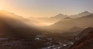 Am Montagmorgen ist es im Rhonetal noch sonnig (Archiv).