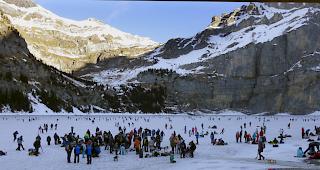Natureis in eindr&uuml;cklicher Bergkulisse: Der Oeschinensee bei Kandersteg im Berner Oberland ist zum Eislaufen freigegeben worden. (Archivbild)