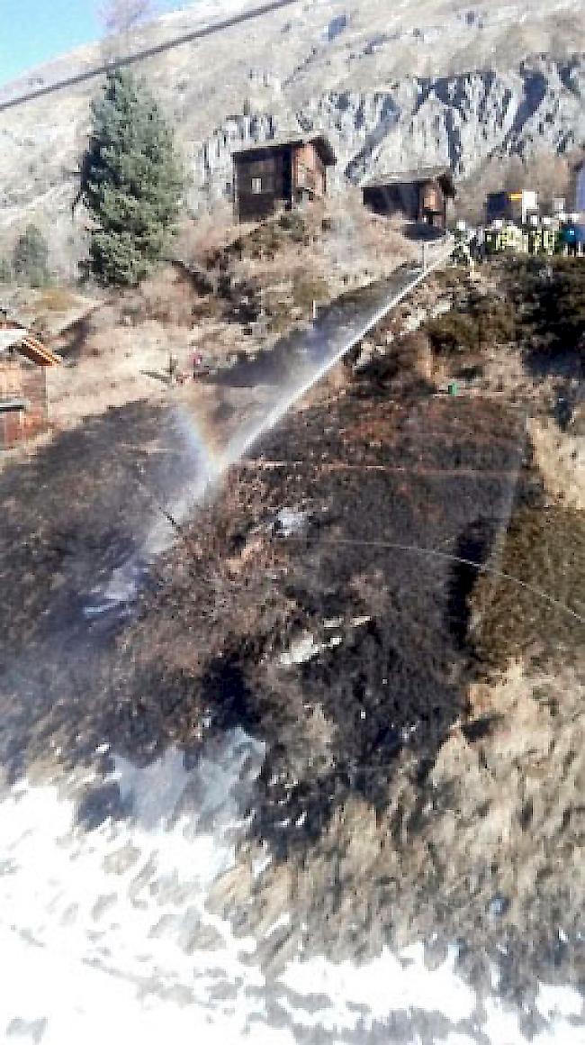 Ein Flurbrand beim Weiler Blatten oberhalb Zermatt konnte am Dienstagnachmittag von der Feuerwehr Zermatt rasch unter Kontrolle gebracht werden.