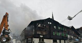 Das Hotel Hirschen, ein 300 Jahre altes Walliserhaus inmitten des Dorfkerns von Fiesch, brannte Anfang Januar lichterloh. Das Geb&auml;ude wurde durch das Feuer komplett zerst&ouml;rt.  



