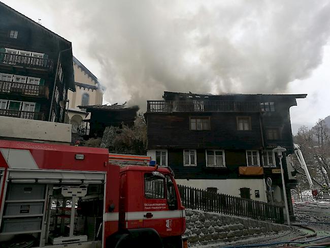 Starke Rauchentwicklung in Fiesch. Es soll verhindert werden, dass die Flammen auf weitere angrenzende Gebäude übergreifen.   