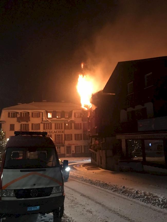 Nach dem Brandausbruch erfasste das Feuer einen Stall und ein unbewohntes Wohnhaus. 