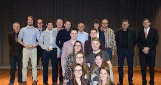 Die Jungb&uuml;rgerinnen und Jungb&uuml;rger des Jahrgangs 1998, die Sportler des Jahres 2016, die abtretenden Gemeinder&auml;te, der pensionierte Gemeindeschreiber sowie Gemeindepr&auml;sident Rainer Studer. 