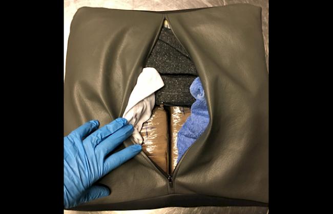 Diese waren im Kissen eines Rollstuhls versteckt.