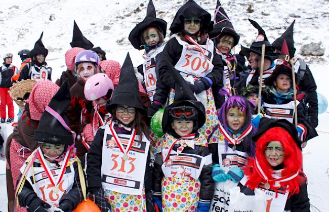 Farbenfrohe Nachwuchs-Hexen tummeln sich auf der Belalp.