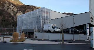 Auch an der Fassade des Zentrums Sosta muss bereits nachgebessert werden.