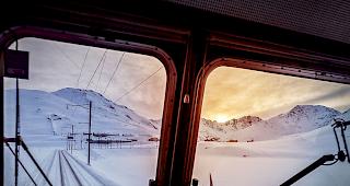 Die MGBahn hat am Mittwoch den Zugverkehr auf der Strecke zwischen Dieni im B&uuml;ndner Oberland und Andermatt im Kanton Uri eingestellt.