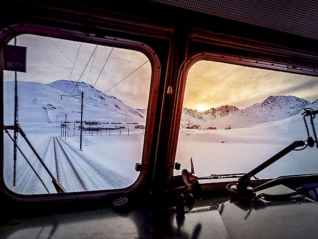 Die MGBahn hat am Mittwoch den Zugverkehr auf der Strecke zwischen Dieni im Bündner Oberland und Andermatt im Kanton Uri eingestellt.