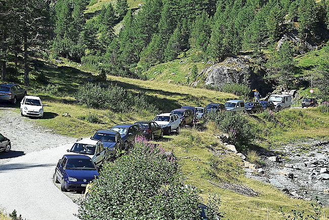 Wildes Parkieren im Gebiet «Vorders Sänntum» im Turtmanntal.