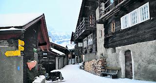 Die vielen alten Walliser H&auml;user in Albinen bilden ein Ortsbild von nationaler Bedeutung.