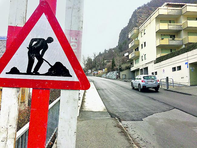 Derzeit ist die Baustelle an der Terbinerstrasse zweispurig befahrbar. Die Arbeiten, die für viel Frust sorgen, werden im Frühling wieder aufgenommen.