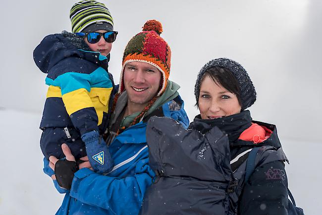 Gian Lio (2.5), Bernhard (34), Daniela (31) und Jaina Kuonen (5 Monate, zugedeckt), alle aus Termen.