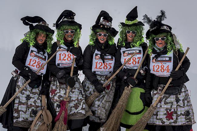 Ingrid Reino (35), Katja Bigatti (35), Barbara Nellen (35), Marietta Fux (35) und Sonja Jossen (35) alle aus Naters (Ahori-Häxe).