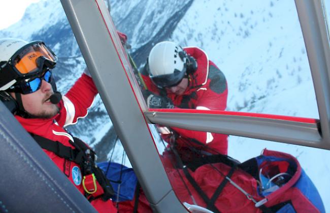 Rettungssanitäter Imhof (links) und Notarzt Herzog während eines Einsatzes mit der Rettungswinde